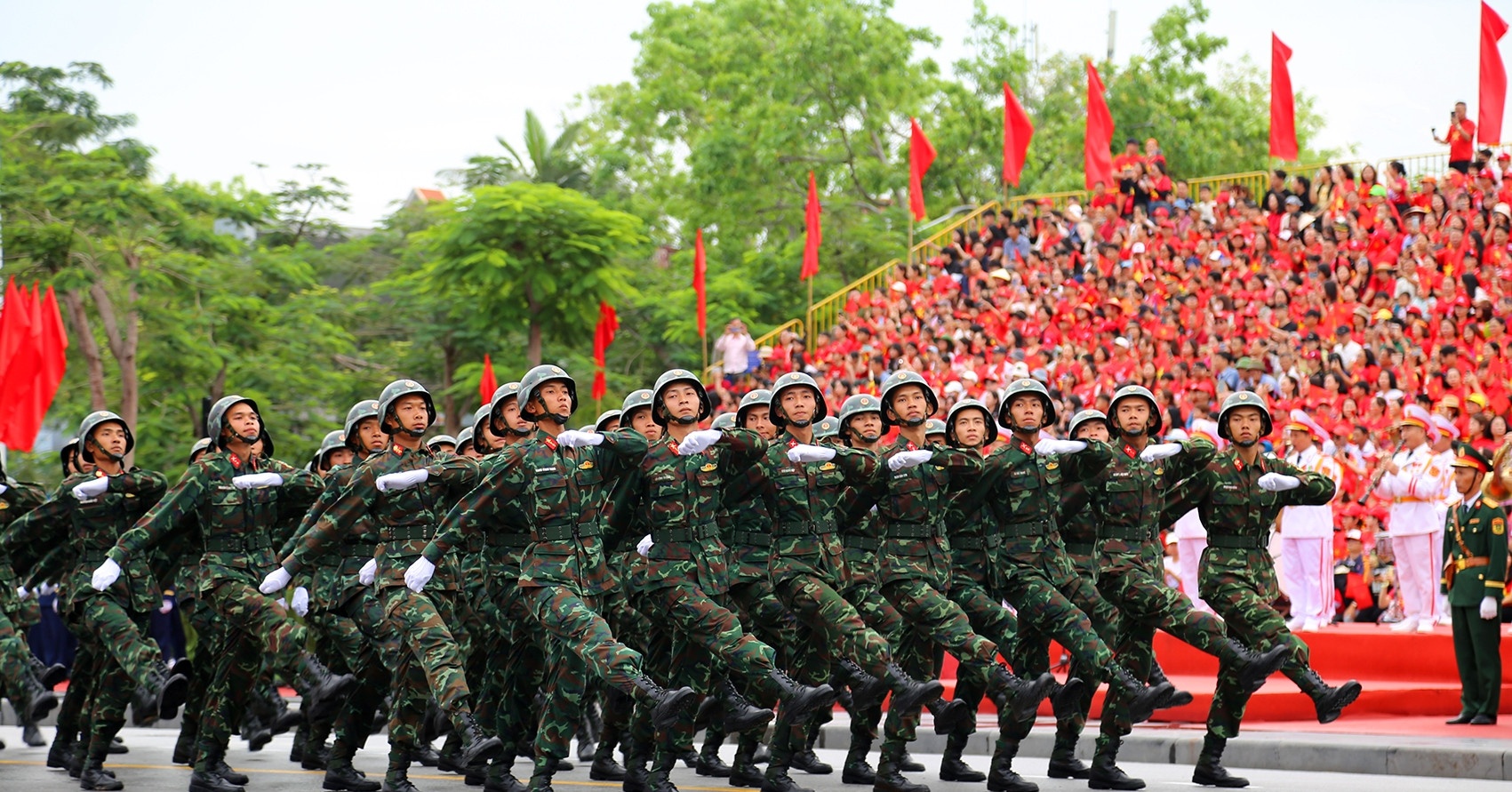 Lần đầu tiên Hải Phòng tổ chức duyệt đội ngũ hoành tráng, vạn người tham gia