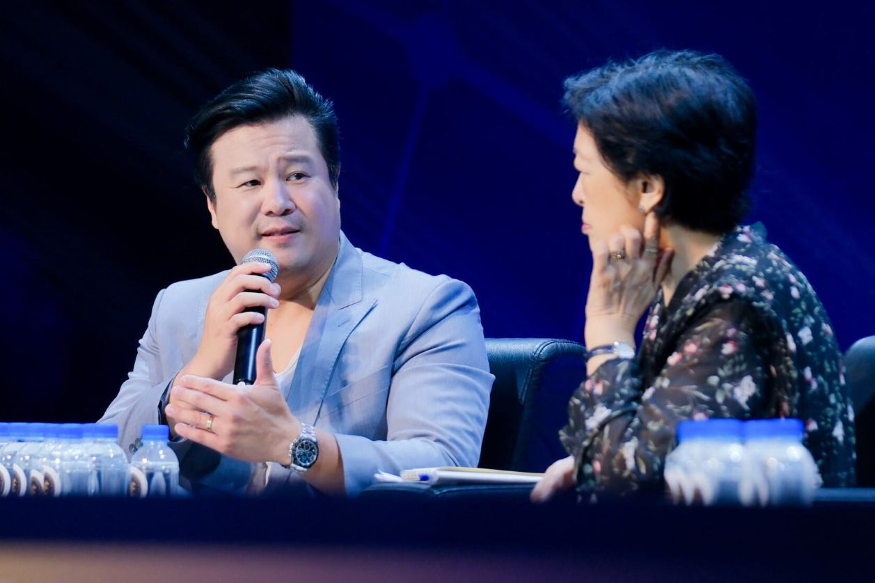 Lo ngại một thế hệ trẻ nói trơn tru 'hello' nhưng không biết 'chào'