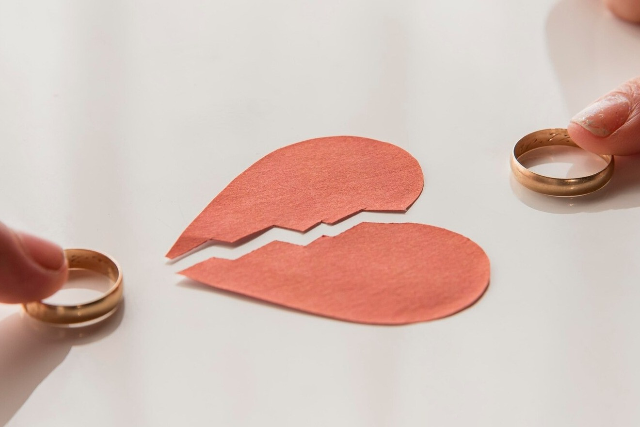 Vừa ra khỏi tòa sau ly hôn, chồng sung sướng chạy đến ôm nhân tình