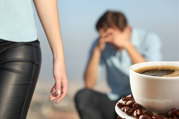 Người đàn ông bất ngờ bị vợ bỏ chỉ vì bã cà phê