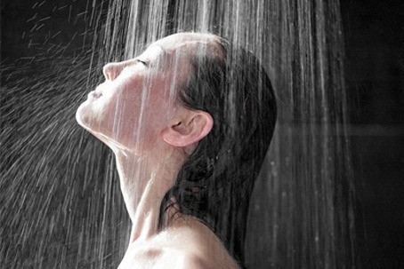 Nguy cơ đột quỵ, đột tử từ sai lầm khi tắm trong ngày nắng nóng
