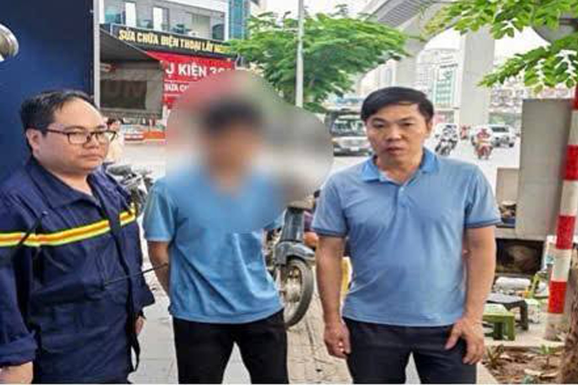 Đi bệnh viện, nam thanh niên Hà Nội lên thành cầu vượt phố Vọng ngồi chênh vênh