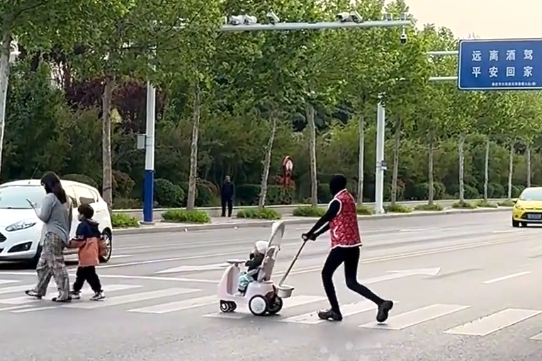Clip robot hình người làm điều kỳ lạ trên đường phố gây sốt mạng