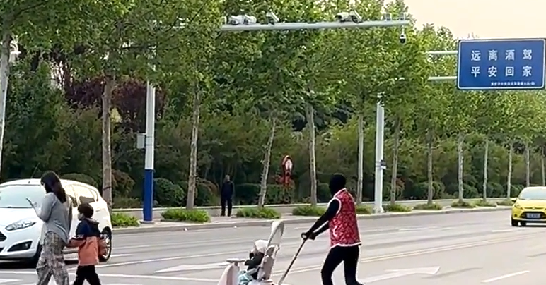 Clip robot hình người làm điều kỳ lạ trên đường phố gây sốt mạng