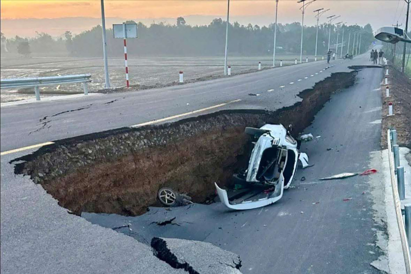 Sụt lún đường lên cầu vừa khánh thành, ô tô chở 4 người rơi xuống hố