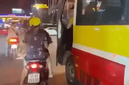 Tài xế xe buýt mở cửa đập vào xe chở trẻ em, liên tục thách thức