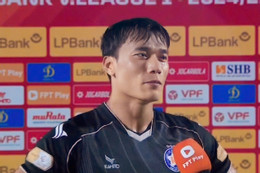 Thủ môn Bùi Tiến Dũng nghẹn ngào sau bàn thắng để đời cho Đà Nẵng