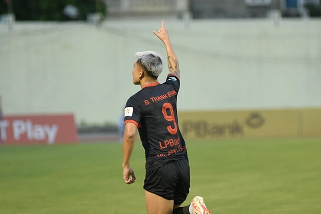 Tiền đạo ĐT Việt Nam ghi bàn, Ninh Bình chạm 1 tay vào vé V-League