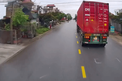Tình huống lái xe gây tai nạn của 2 tài xế khiến cộng đồng mạng tranh cãi