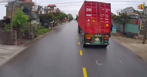 Tình huống lái xe gây tai nạn của 2 tài xế khiến cộng đồng mạng tranh cãi