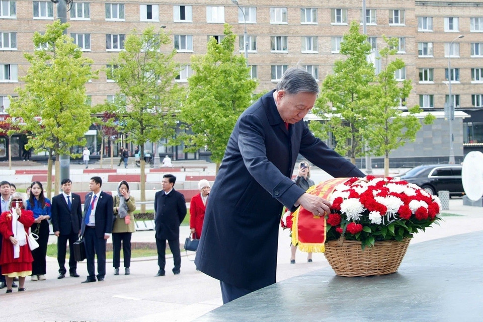 Tổng Bí thư Tô Lâm dâng hoa tưởng nhớ Chủ tịch Hồ Chí Minh tại Moscow