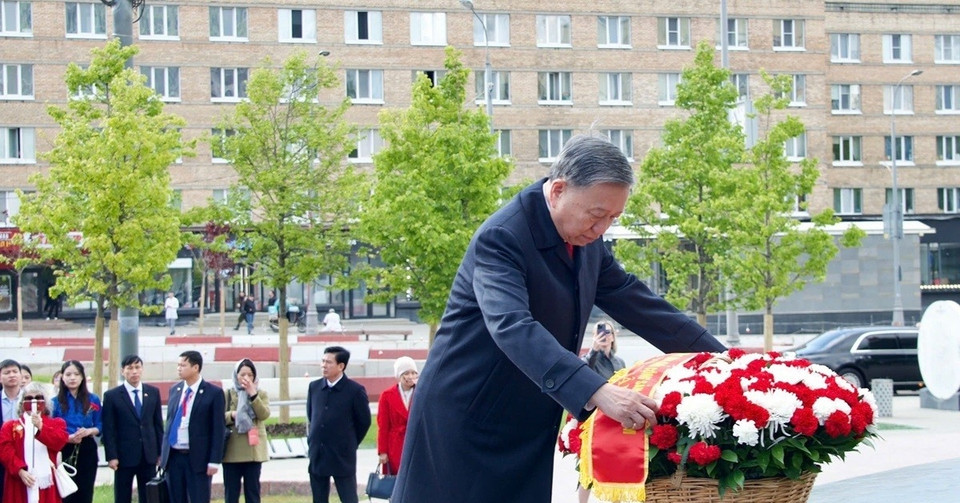 Tổng Bí thư Tô Lâm dâng hoa tưởng nhớ Chủ tịch Hồ Chí Minh tại Moscow