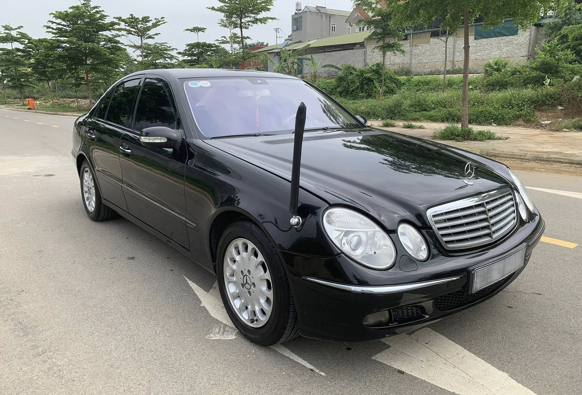 Từng làm xe dẫn đoàn, xe sang Mercedes-Benz E240 bán giá rẻ ngang Honda SH