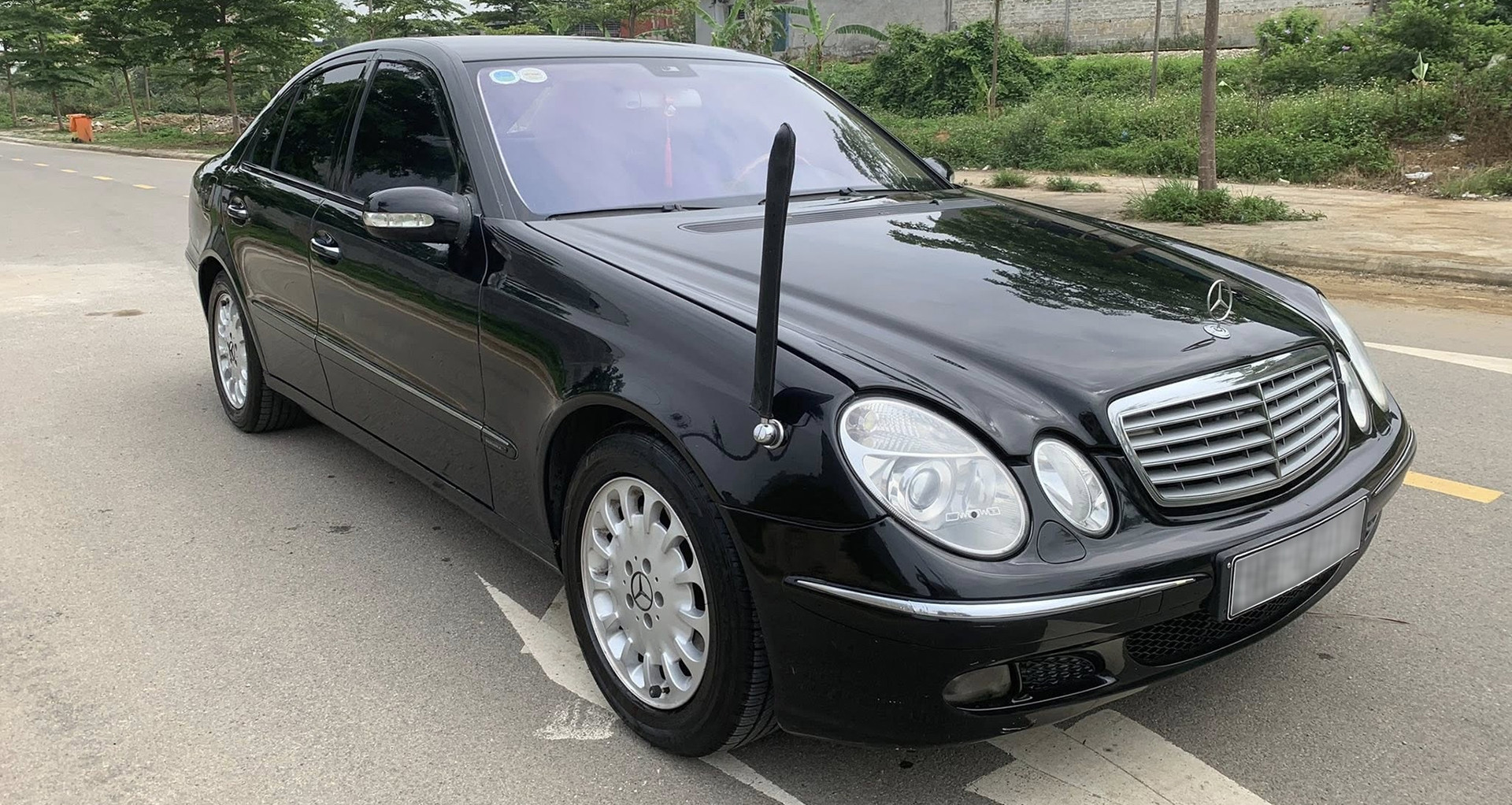Từng làm xe dẫn đoàn, xe sang Mercedes-Benz E240 bán giá rẻ ngang Honda SH