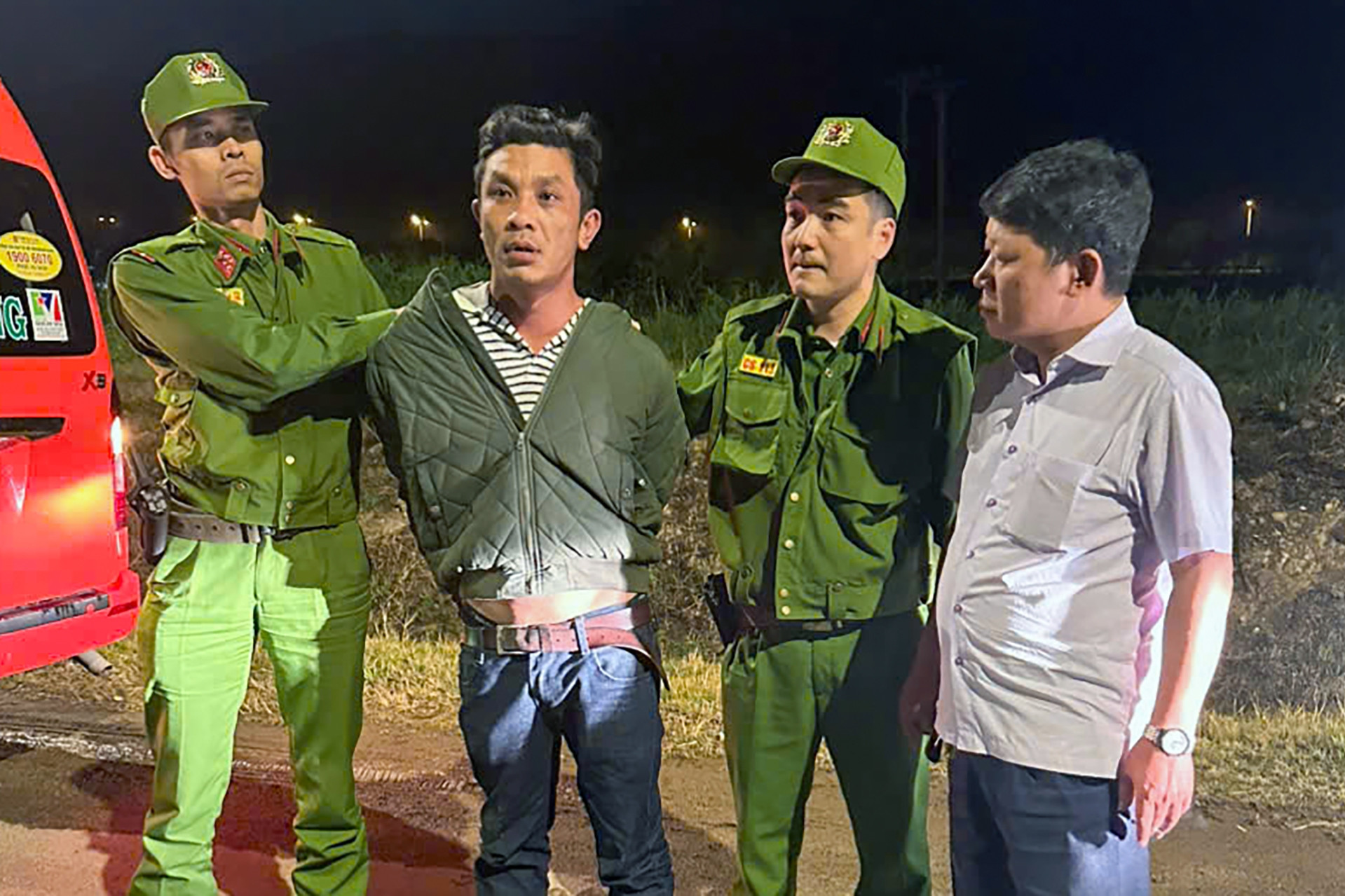 20 phút cảnh sát dùng xe đặc chủng truy bắt kẻ trộm ô tô khách