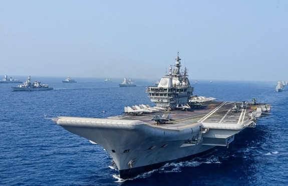 Ấn Độ điều tàu sân bay, tàu ngầm tới gần Pakistan