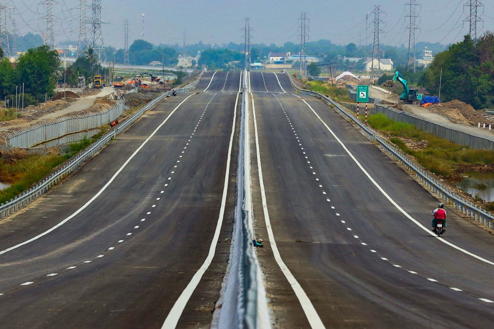 Cận cảnh cao tốc Bến Lức - Long Thành sẵn sàng kết nối Vành đai 3 TPHCM