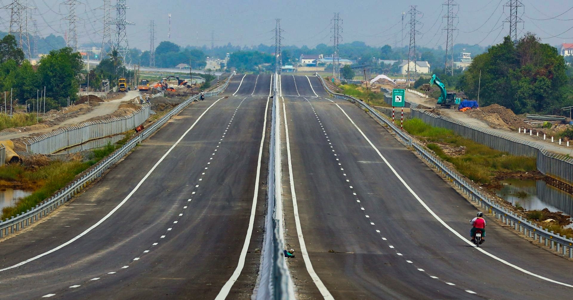 Cận cảnh cao tốc Bến Lức - Long Thành sẵn sàng kết nối Vành đai 3 TPHCM