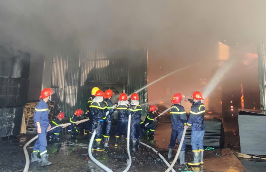 Cháy lớn tại doanh nghiệp sản xuất đồ gỗ rộng hàng nghìn mét ở Bắc Giang