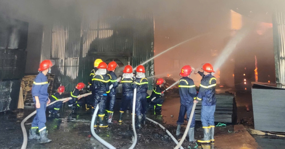 Cháy lớn tại doanh nghiệp sản xuất đồ gỗ rộng hàng nghìn mét ở Bắc Giang