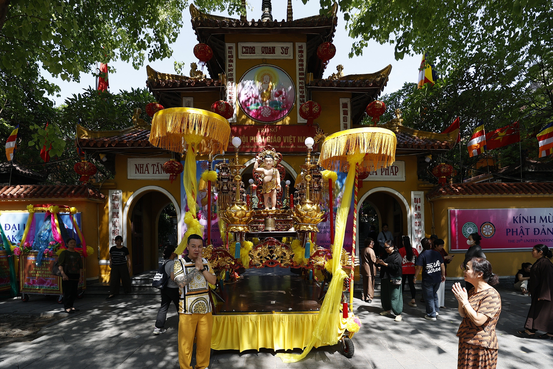 Chi tiết điểm gửi xe và lối vào chiêm bái xá lợi Đức Phật tại chùa Quán Sứ