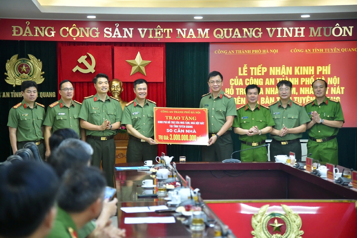 Công an Hà Nội trao tặng 3 tỷ đồng giúp Tuyên Quang xóa nhà tạm, dột nát