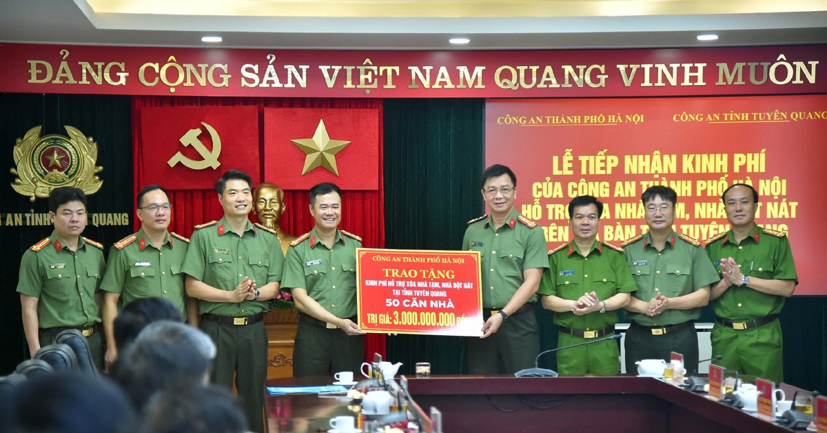 Công an Hà Nội trao tặng 3 tỷ đồng giúp Tuyên Quang xóa nhà tạm, dột nát