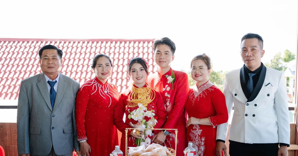 Đám cưới con trai chủ tiệm vàng ở Long An gây s...