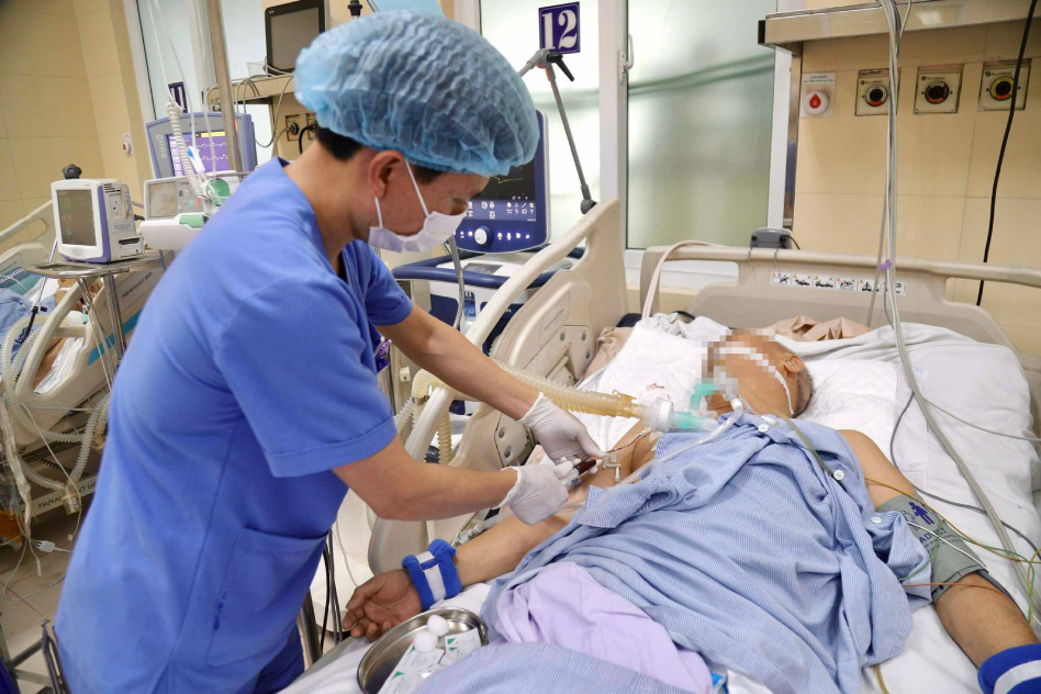 Điều dưỡng nơi hồi sức cấp cứu bệnh ung thư: Không ít lần lặng lẽ lau nước mắt