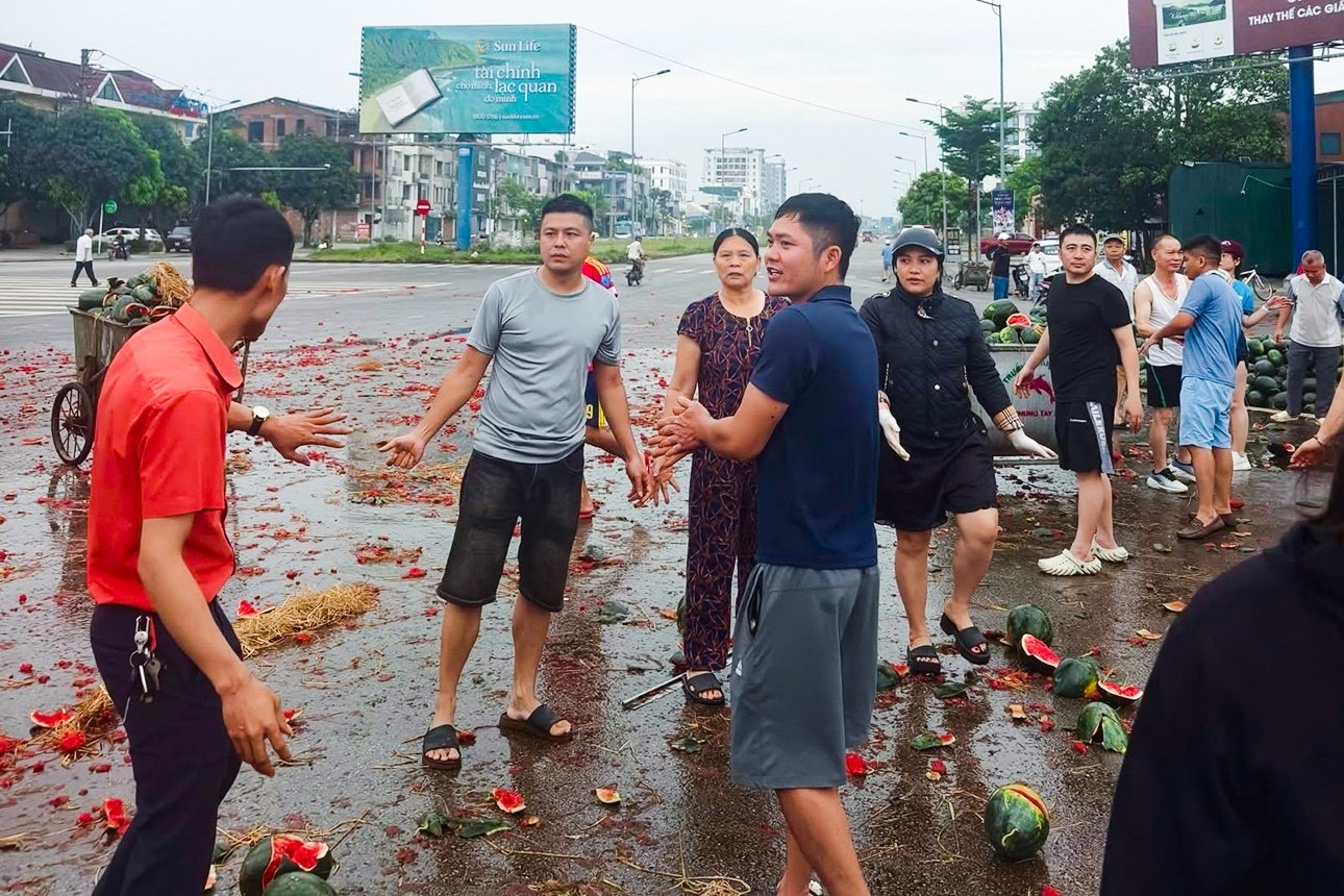 Hậu cảnh tượng xúc động sau vụ tai nạn: Tài xế xe chở dưa hấu đã tử vong