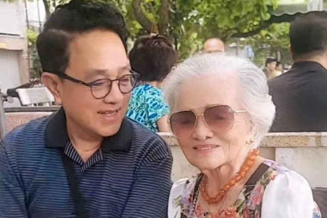 Món quà bất ngờ của người mẹ 99 tuổi một đời chắt chiu