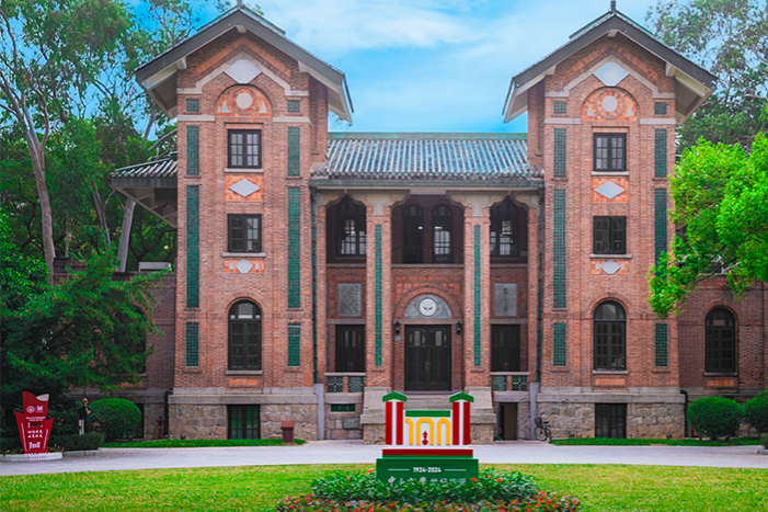 Nhà khoa học hàng đầu về nước giảng dạy, nhiều người lại chế giễu vì ngoại hình