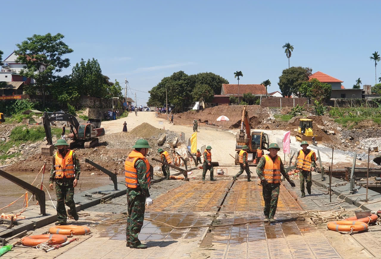 Nước sông Hồng dâng cao, tạm thời dừng hoạt động cầu phao Phong Châu