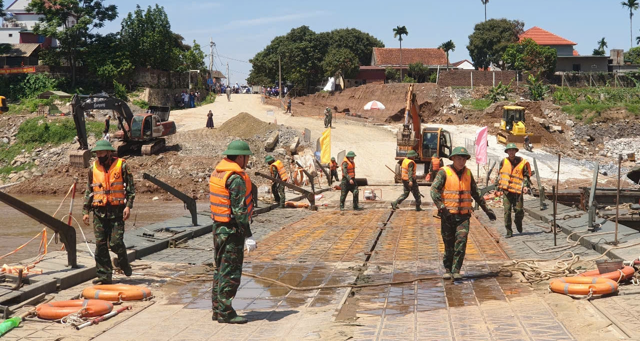 Nước sông Hồng dâng cao, tạm thời dừng hoạt động cầu phao Phong Châu