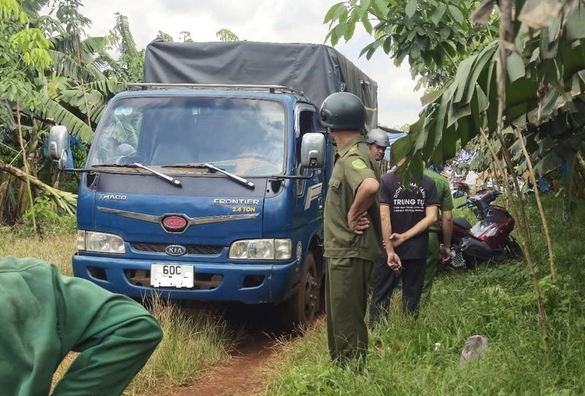 Phát hiện thi thể trẻ sơ sinh đang phân hủy trong túi vải đen