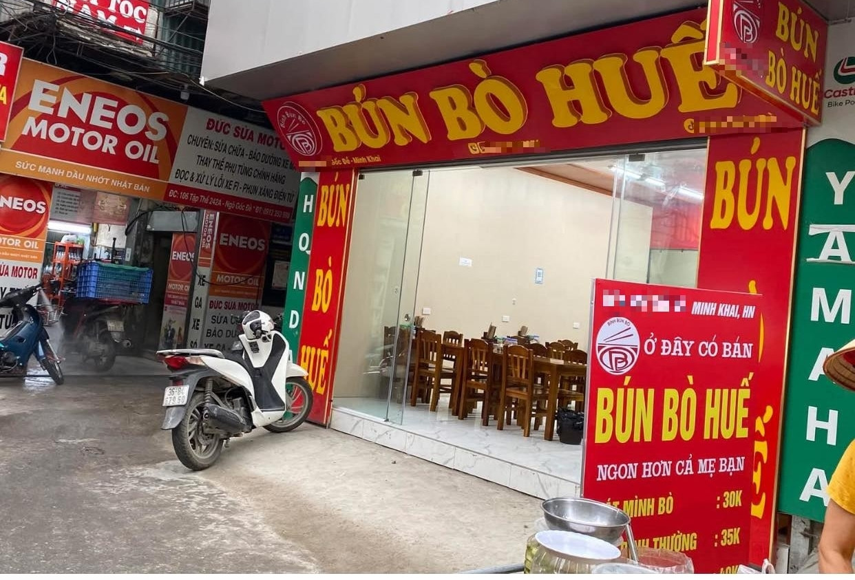 Quán bún bò ở Hà Nội nhận 'bão chỉ trích' vì bảng quảng cáo gây tranh cãi