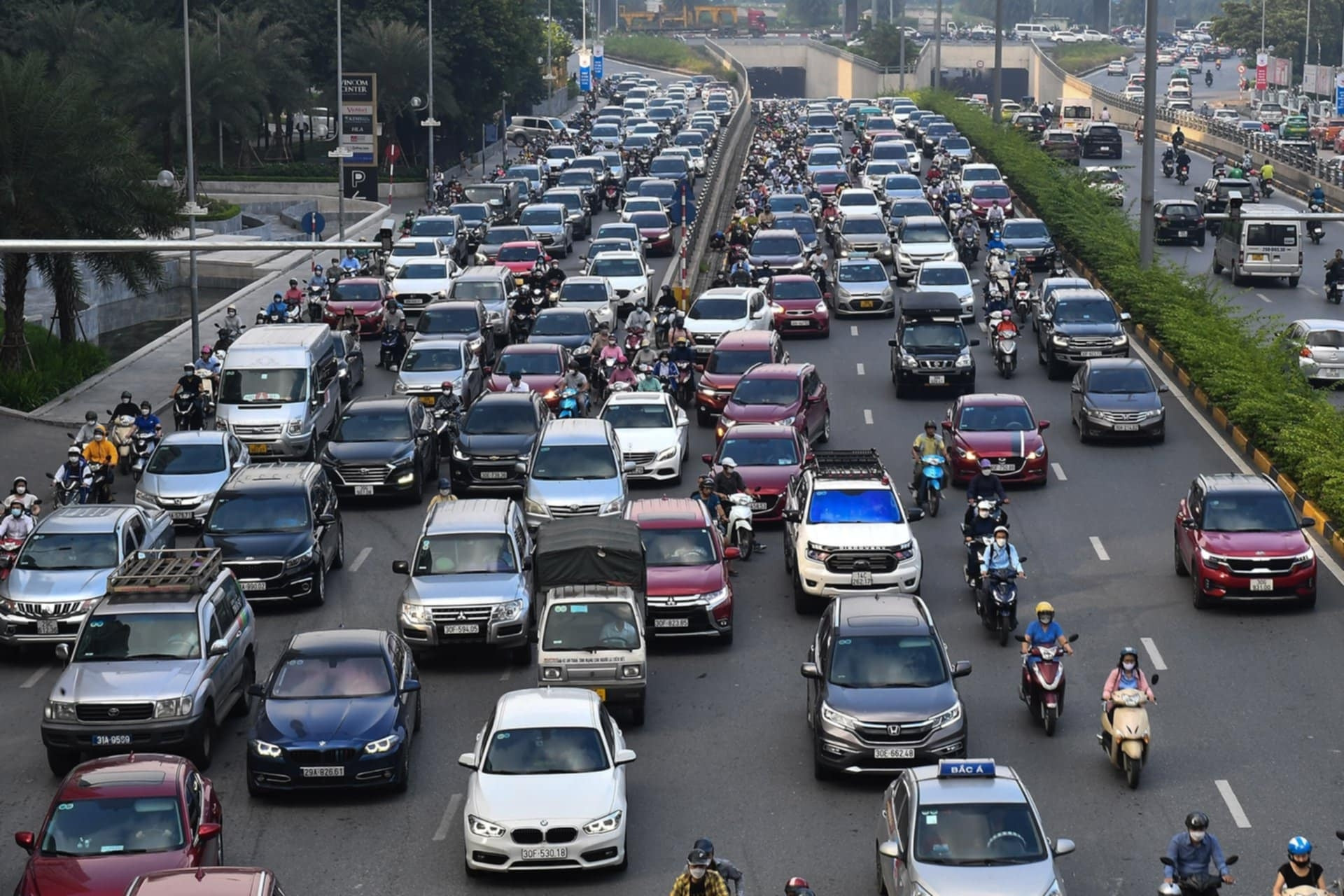 Siết khí thải, ô tô sản xuất trước 2017 có được vào Hà Nội, TPHCM?