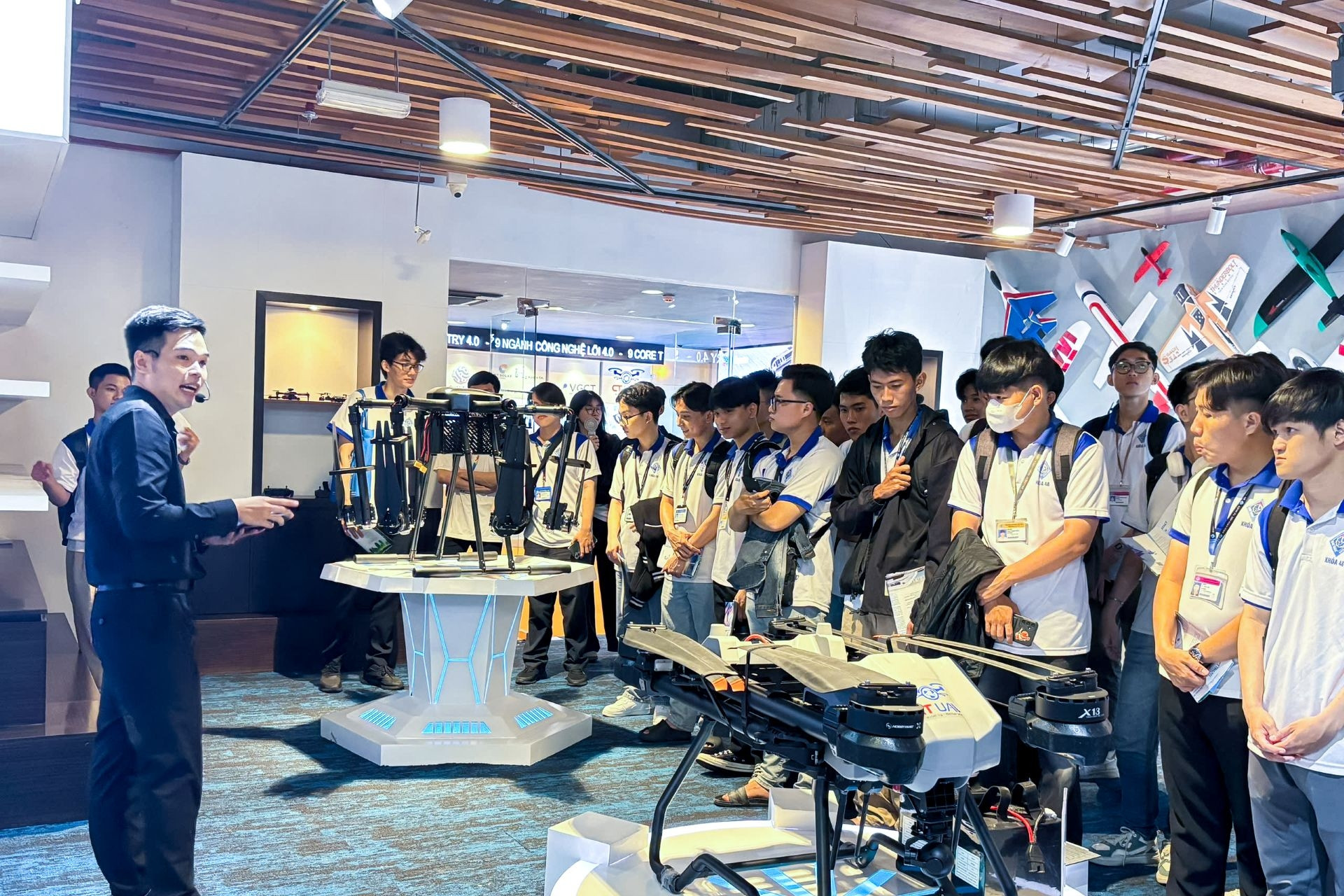 Sinh viên xuất sắc ĐH Cần Thơ thăm Trung tâm Đổi mới Sáng tạo CT Innovation Hub