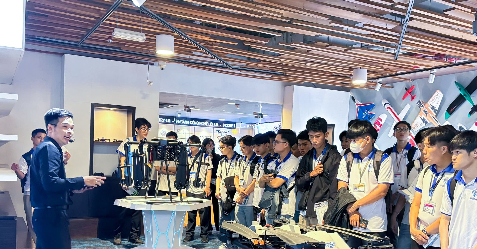 Sinh viên xuất sắc ĐH Cần Thơ thăm Trung tâm Đổi mới Sáng tạo CT Innovation Hub
