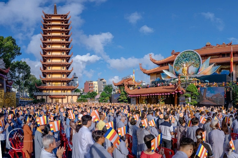 Tăng ni, phật tử TPHCM thành kính tham dự Đại lễ Phật đản tại Việt Nam Quốc Tự