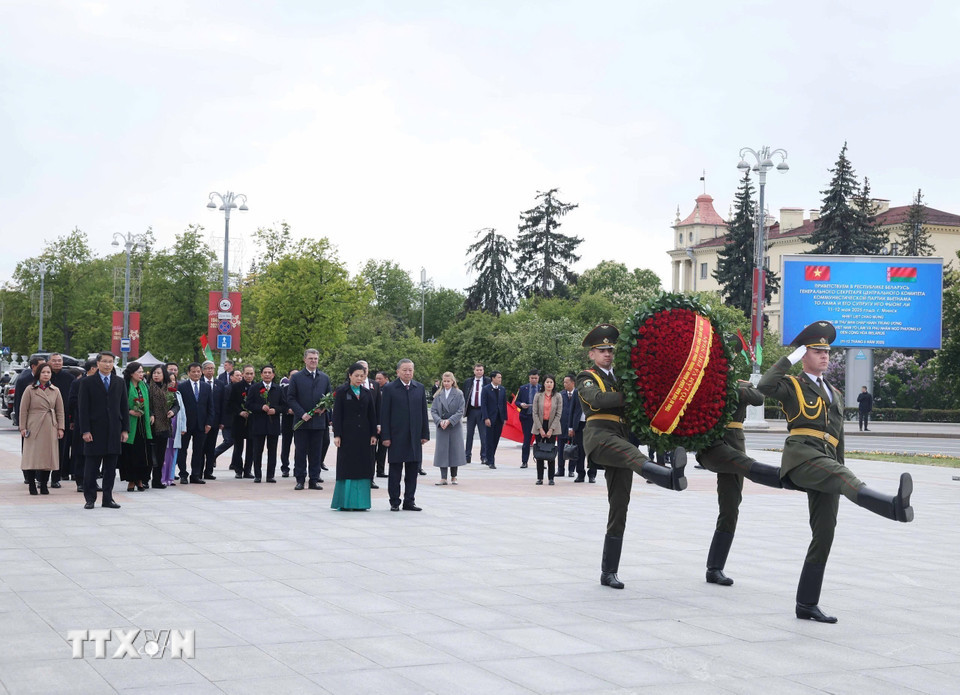 tong bi thu to lam dat hoa tai tuong dai chien thang o minsk 1.jpg