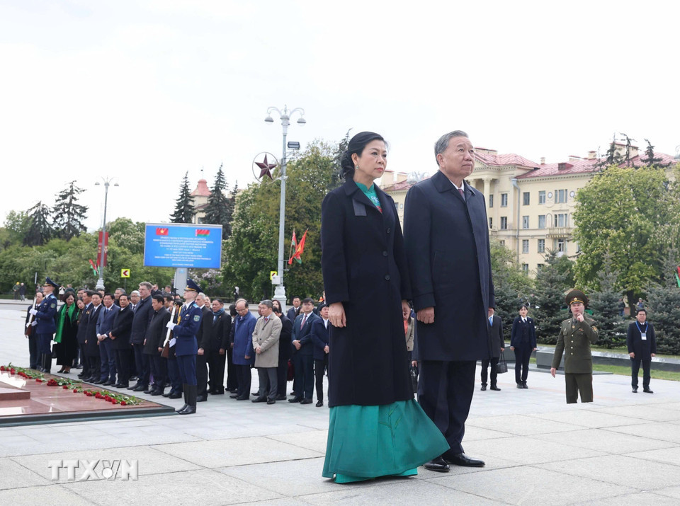 tong bi thu to lam dat hoa tai tuong dai chien thang o minsk 8.jpg