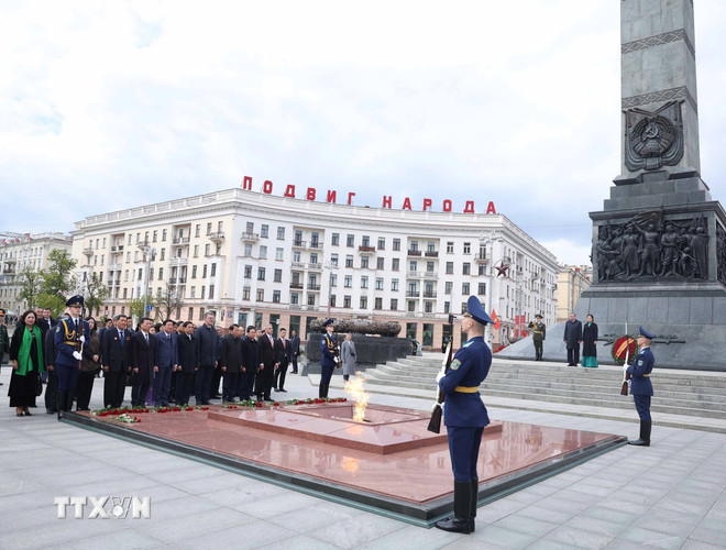 ttxvn-tong-bi-thu-to-lam-dat-hoa-tai-tuong-dai-chien-thang-o-minsk-4.jpg