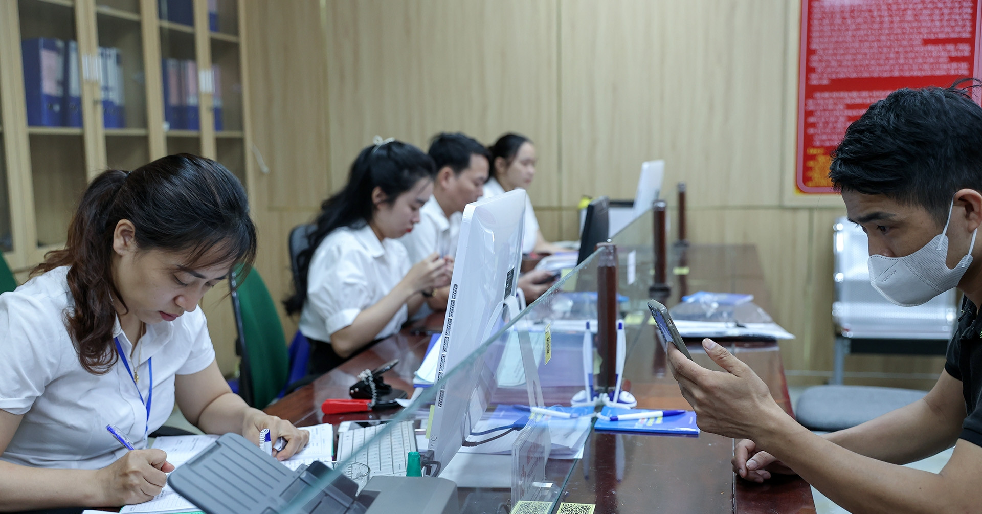 Tránh để cán bộ cơ sở trở thành lực lượng 'thừa biên chế, thiếu động lực' sau sáp nhập