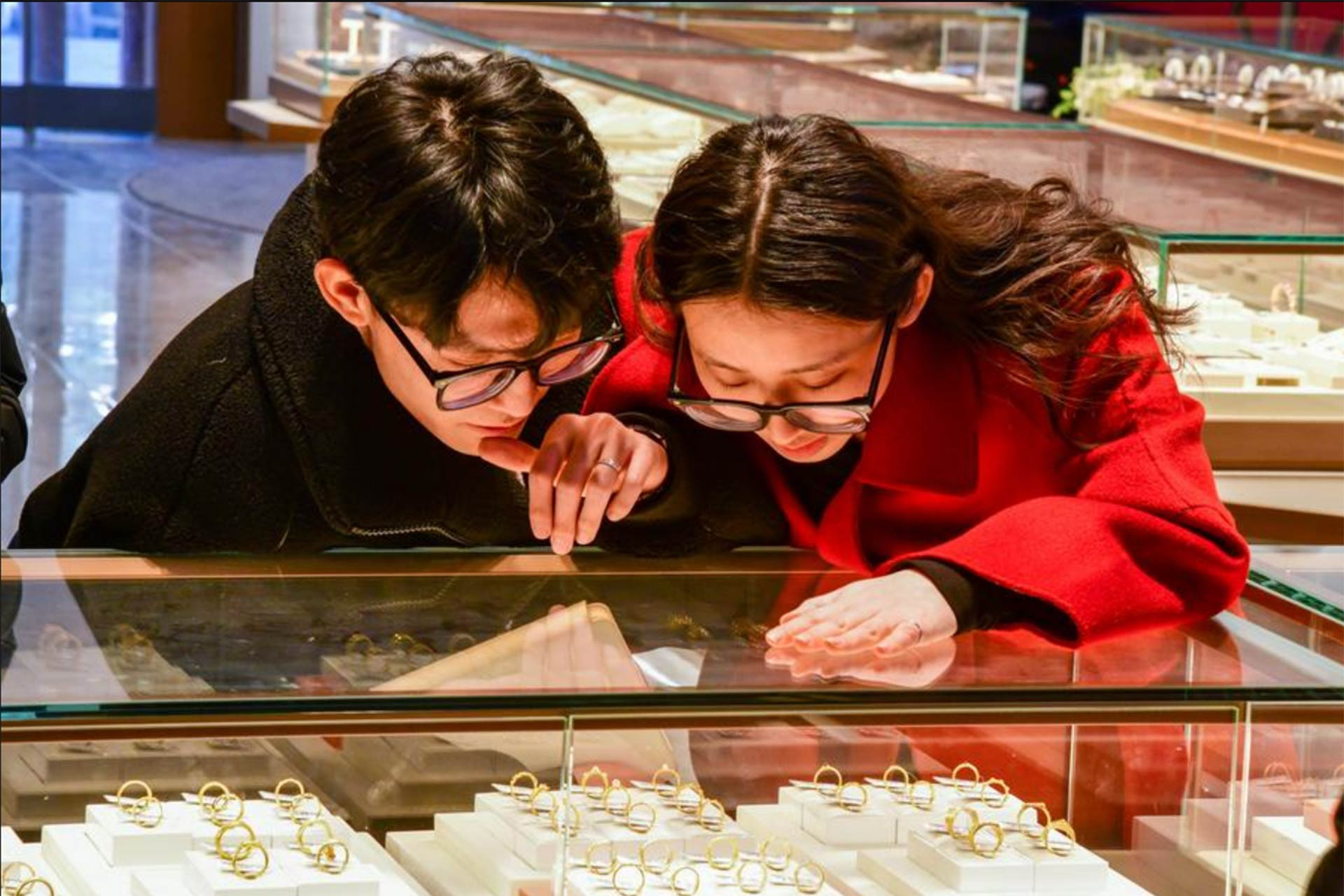 Vàng giả 'qua mặt' đèn khò, chủ tiệm mất trắng số tiền lớn