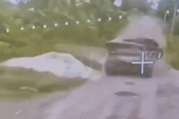 Video chiến xa M113 của Ukraine lật nhào sau đòn tập kích của FPV Nga