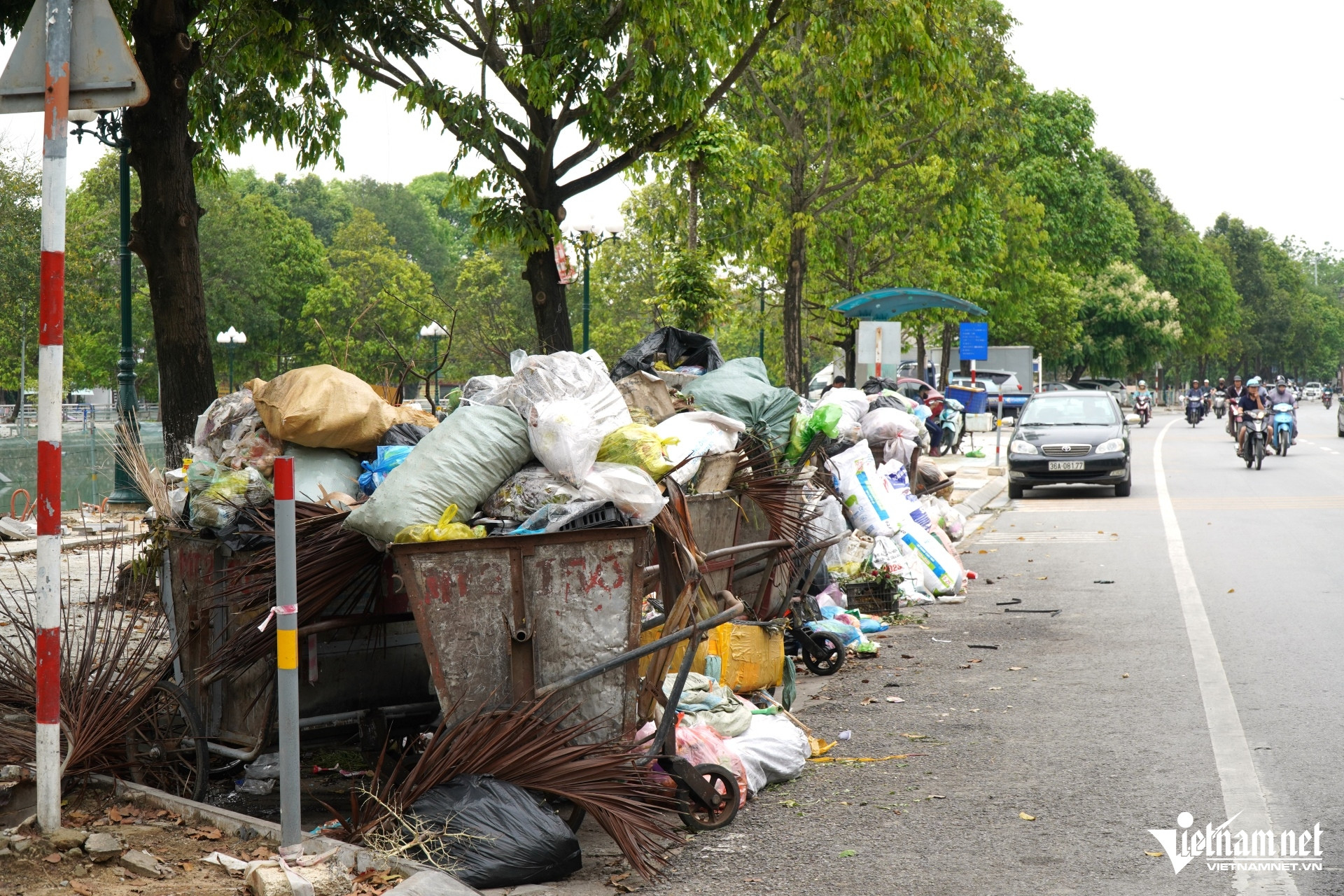 W-a3Rác thải tràn ngập phố.JPG.jpg