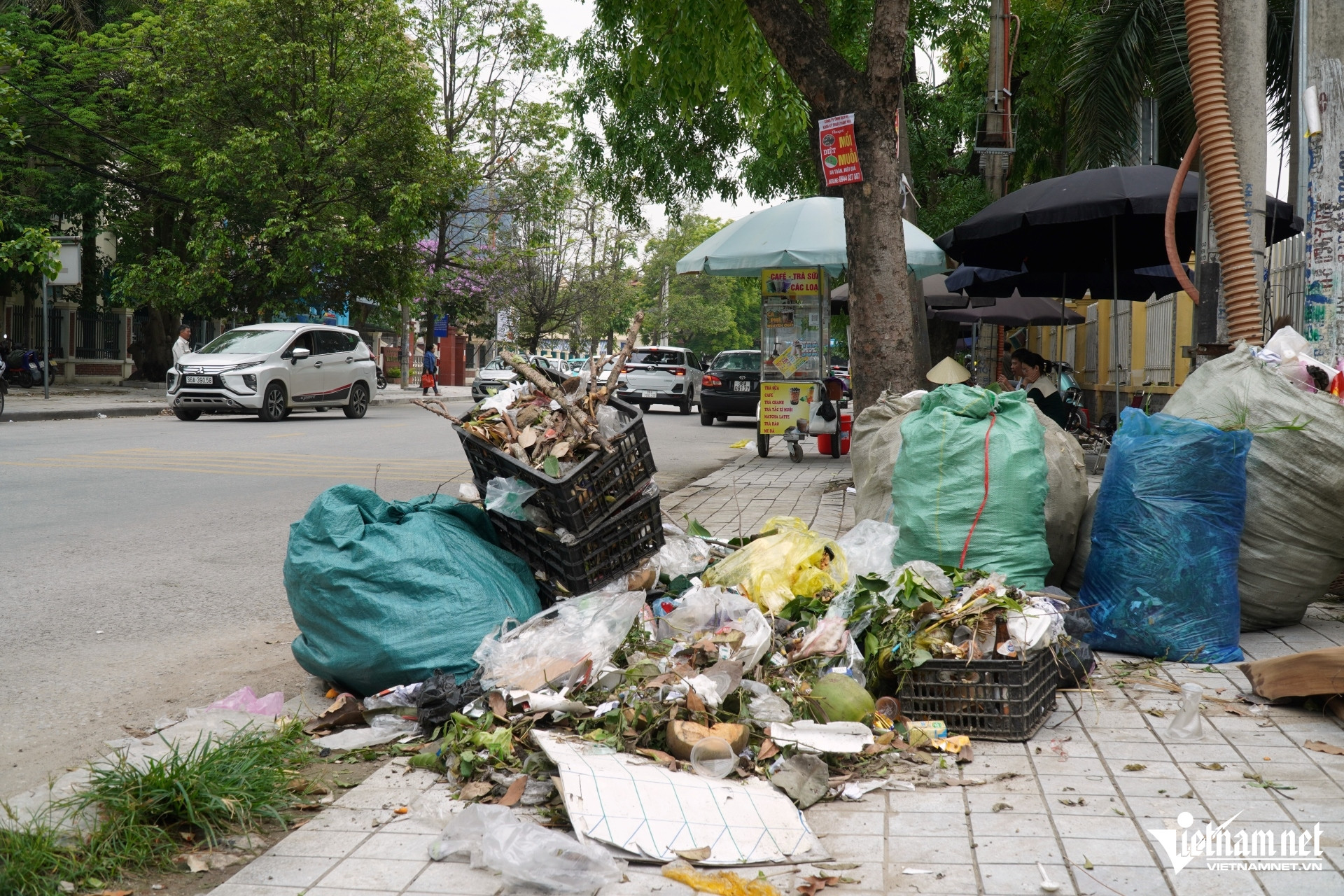 W-a4Rác thải tràn ngập phố.JPG.jpg