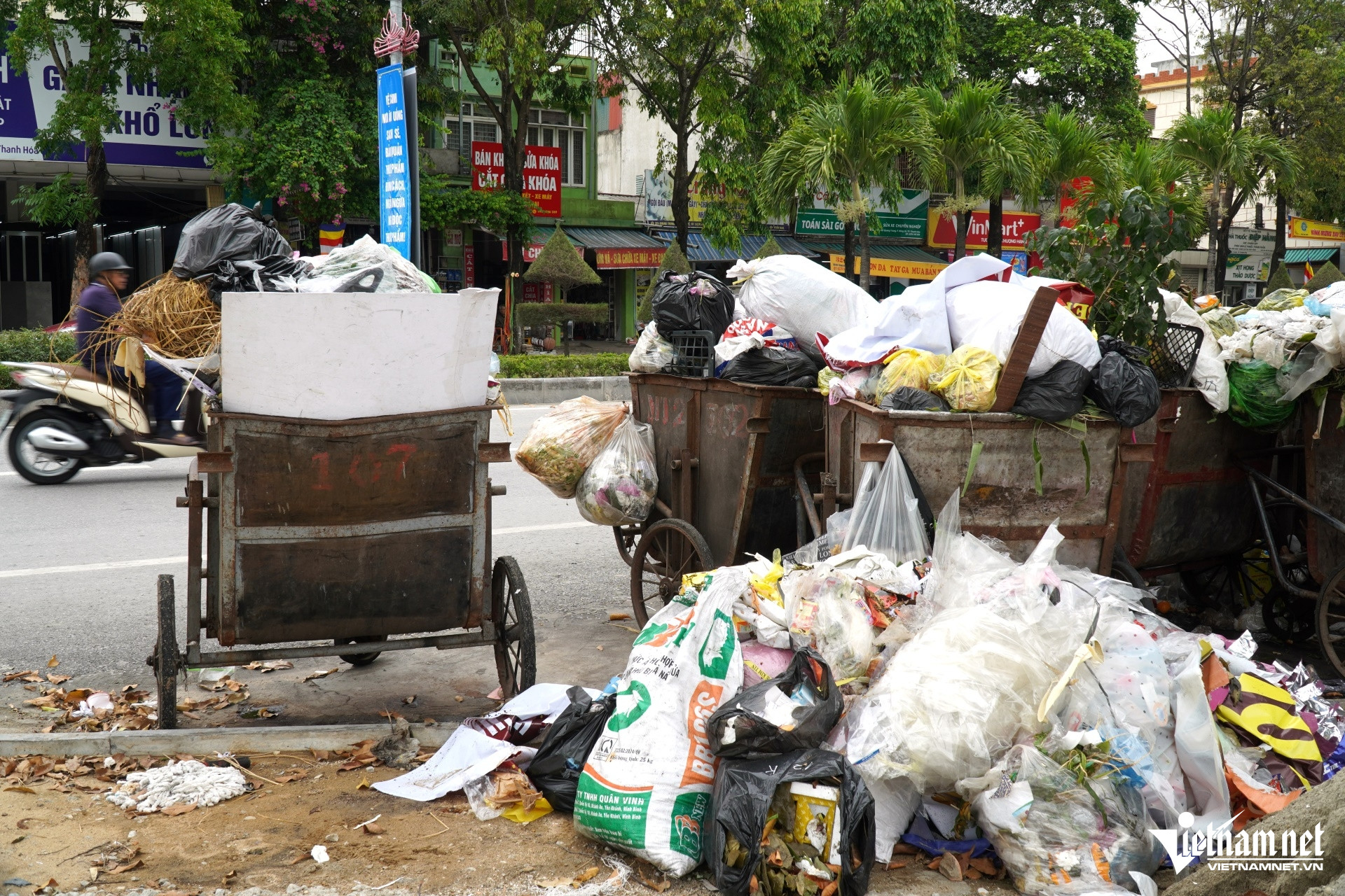 W-a6Rác thải tràn ngập phố.JPG.jpg