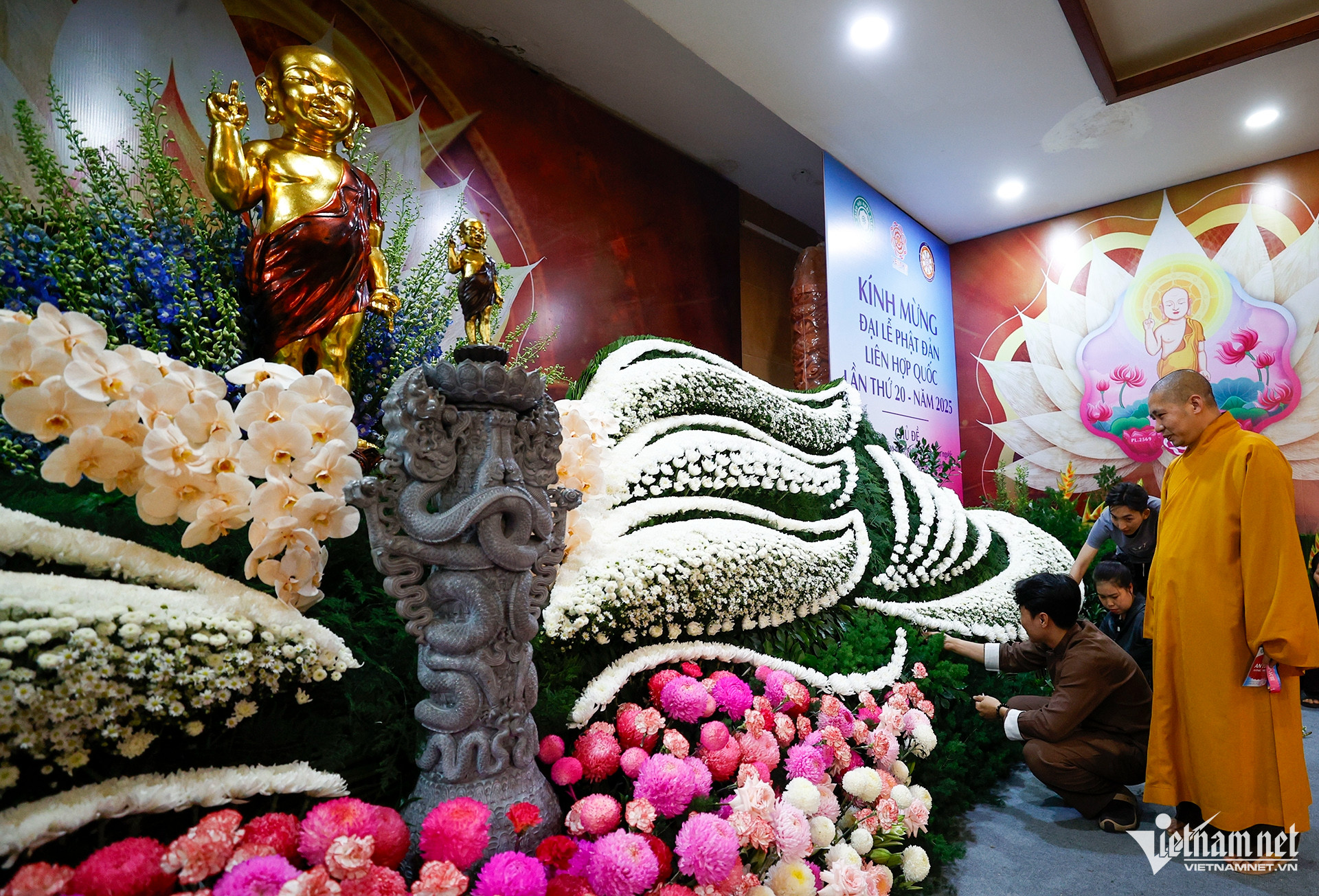 W-Thay Tuan kiem tra cong tac chuan bi.jpg